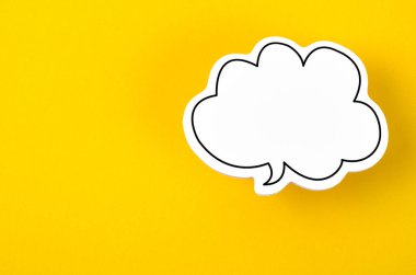 Fotokopi alanı iletişimi olan konuşma balonu sarı arkaplan üzerine konuşma kavramları.