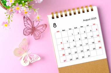 Ağustos 2023 Pembe arkaplan üzerinde kelebek planlamak ve hatırlatmak için düzenleyici için masa takvimi.