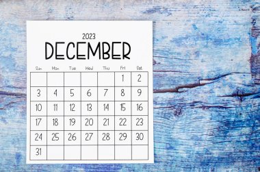 2023 Aralık ayının takvimi. Eski mavi ahşap arka planda..