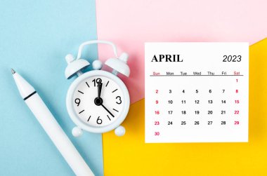 Nisan 2023 Aylık takvim alarm saati ve güzel arka planda kalemle.