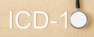ICD-10 veya Uluslararası Hastalıklar ve İlgili Sağlık Sorunları Sınıflandırması 10. revizyon metni ve tıbbi steteskop.