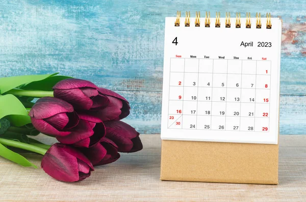 April 2023 Desk Calendar 2023 Year Flower Wooden Floor — Stok fotoğraf
