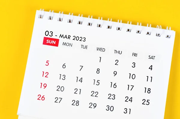 Март 2023 Ежемесячный Настольный Календарь 2023 Год Желтом Фоне — стоковое фото