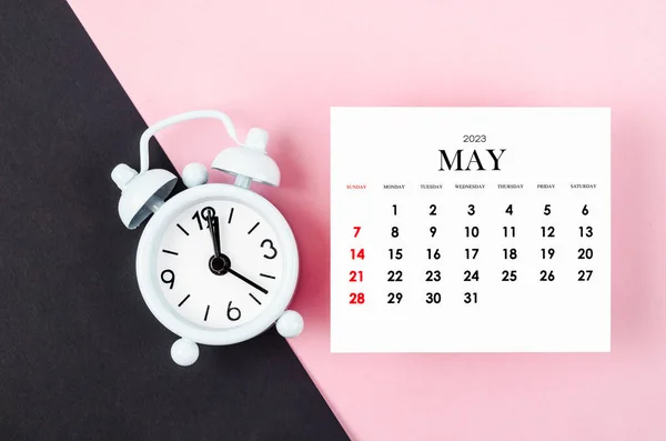 2023年5月每个日历年 带有粉色和黑色背景的闹钟 — 图库照片