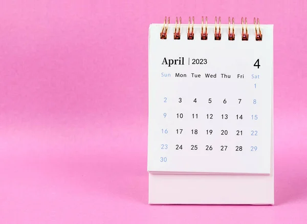 Квітень 2023 Календар Столів Фоні Рожевого Кольору — стокове фото