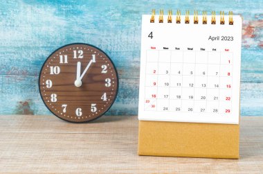 Nisan 2023 Aylık masa takvimi 2023 yılı ve saati.