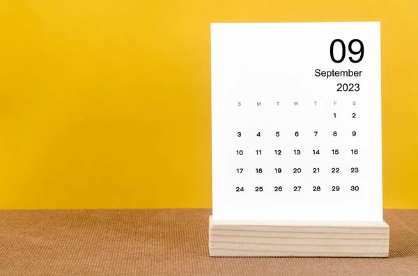 2023年9月黄色の表の2023年のカレンダー — ストック写真