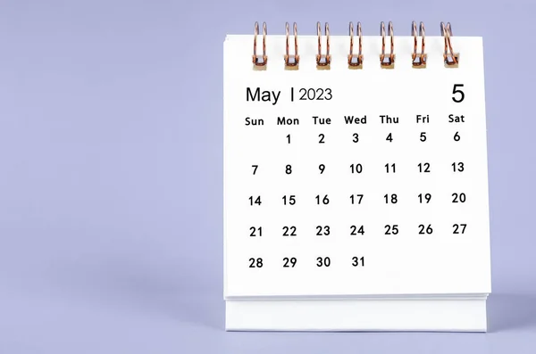 Maj 2023 Miesięczny Kalendarz Biurkowy 2023 Rok Fioletowym Tle — Zdjęcie stockowe