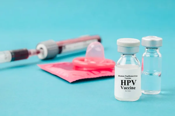 Läkemedelsflaska Humant Papillomvirus Hpv Vaccin Och Kondom Med Blodprov För Stockbild