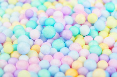 Çeşitli renklerde köpük boncuklar parlak renkli soyut arkaplan.