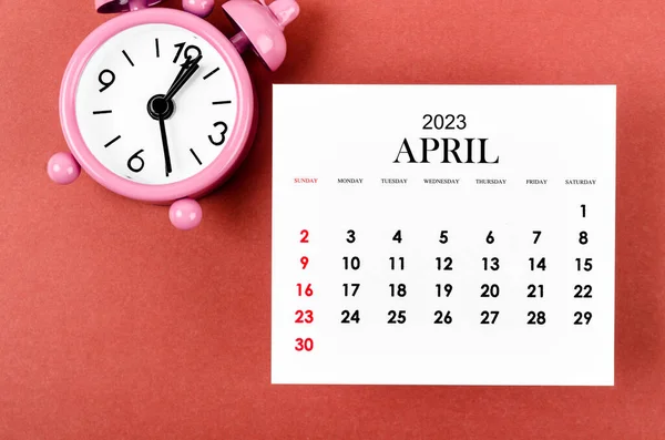 Квітень 2023 Місячний Календарний Рік Будильником Фоні Червоного Кольору — стокове фото