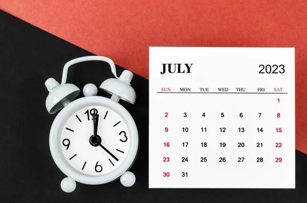 Julio 2023 Año Calendario Mensual Con Despertador Sobre Fondo Rojo — Foto de Stock