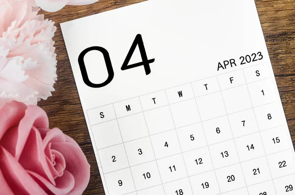 April 2023 Monthly Calendar 2023 Year Pink Rose Wooden Background — Stok fotoğraf