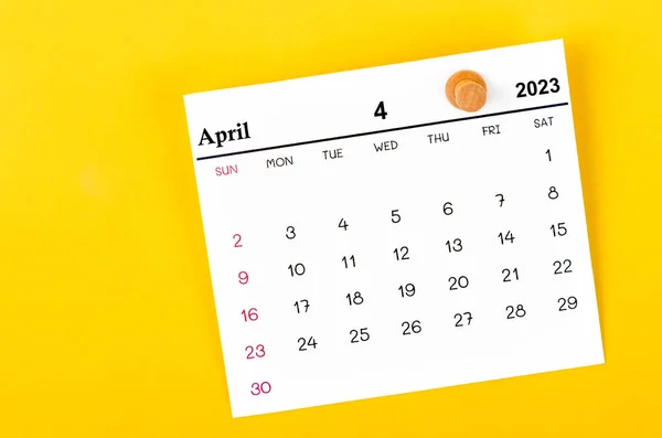 April 2023 Und Hölzerne Stecknadel Auf Gelbem Hintergrund — Stockfoto