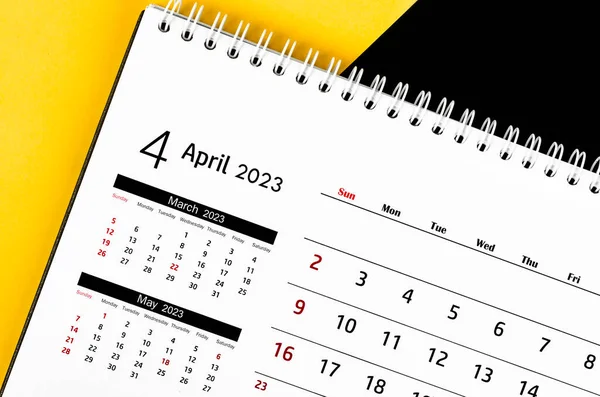 April 2023 Monatlicher Schreibtischkalender Für Das Jahr 2023 Auf Gelbem — Stockfoto