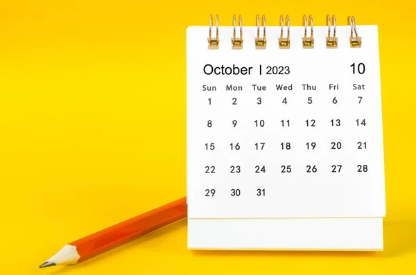 Oktober 2023 Skrivbord Kalender Och Trä Penna Gul Färg Bakgrund — Stockfoto