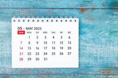 Mayıs 2023 Aylık Masa Takvimi 2023 Eski mavi ahşap arka plan.