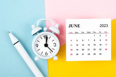 Aylık alarm saati ve güzel arkaplanlı kalemle Haziran 2023.