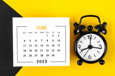 2023 Haziran ayı takvimi. Güzel arka planda siyah alarm saati var..