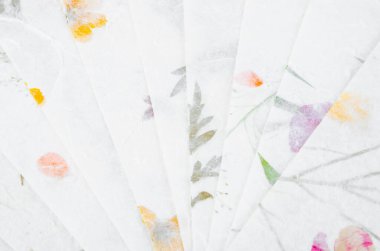 El yapımı geri dönüştürülmüş çiçek ve yaprak kağıdı arka planı.