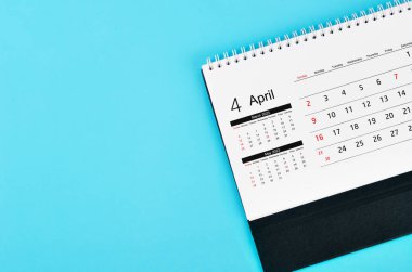 2023 Nisan Masa takvimi mavi arka planda 2023 yıl için.