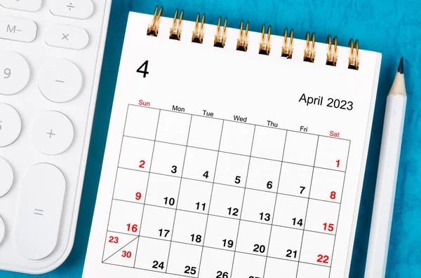 Ежемесячный Настольный Календарь 2023 Год Калькулятором Деревянным Карандашом — стоковое фото