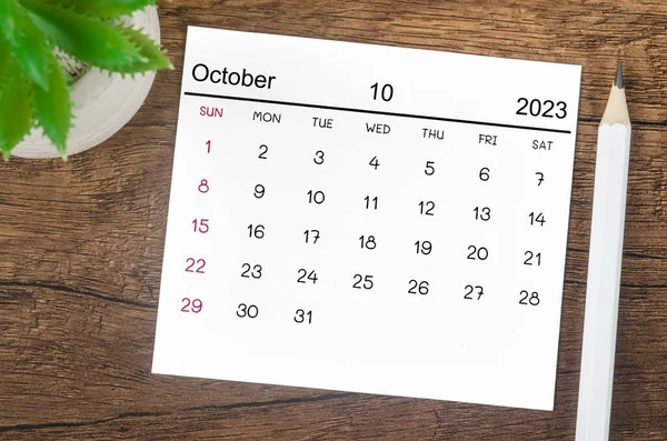 Oktober 2023 Månadskalender För 2023 Med Penna Trä Bakgrund — Stockfoto