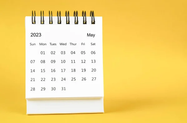 2023年5月黄色を背景に2023年の月次デスクカレンダー — ストック写真