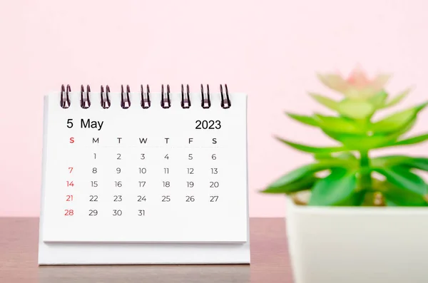 2023年5月表の机のカレンダー — ストック写真