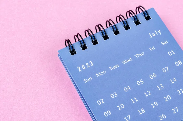 Июль 2023 Ежемесячный Настольный Календарь 2023 Год Розовом Фоне — стоковое фото