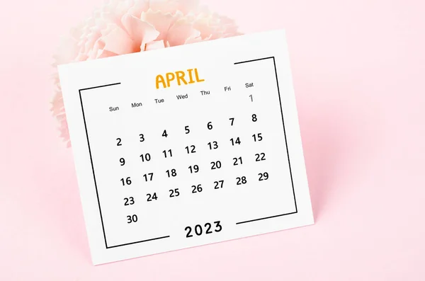 April 2023 Månadskalender Med Torkad Blomma Rosa Bakgrund — Stockfoto