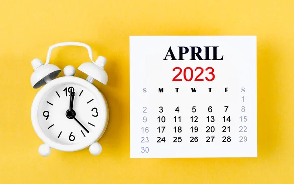 April 2023 Månadskalender För 2023 Med Väckarklocka Gul Färg Bakgrund — Stockfoto