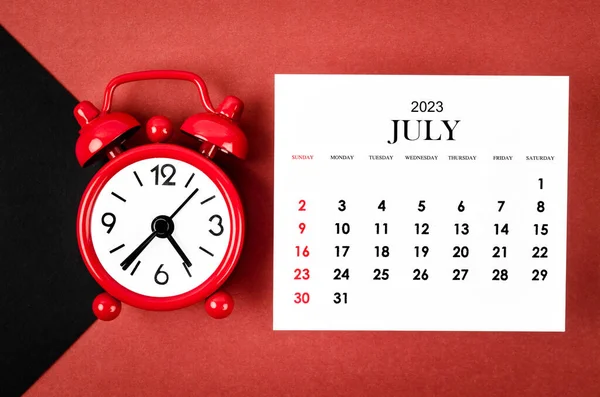 Červenec 2023 Měsíční Kalendářní Rok Budíkem Červeném Černém Pozadí — Stock fotografie