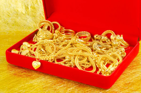 Много Золотых Ожерелий Красной Бархатной Коробке Красном Фоне — стоковое фото