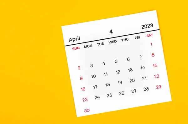2023年4月黄色の背景に2023年のカレンダー — ストック写真