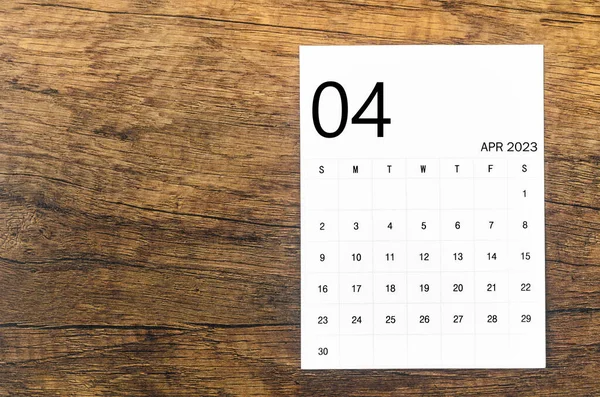 2023年4月木製テーブル上の2023年月間カレンダー — ストック写真