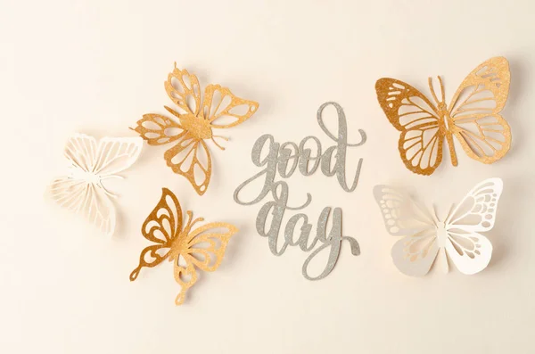 Texto Buen Día Con Tallado Papel Mariposa Sobre Fondo Pastel —  Fotos de Stock