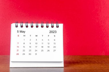 Mayıs 2023 kırmızı arkaplanda 2023 yılı masa takvimi.