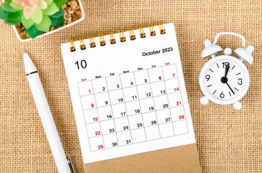 2023 Ekim ayının masa takvimi. Ajansın 2023 yılını planlaması için. Çalar saat ve dolma kalemle birlikte..