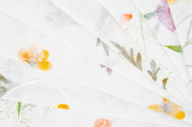 Bir yığın farklı kurumuş çiçek el yapımı geri dönüşümlü kağıt.