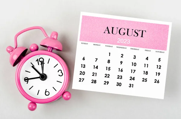 Augusti 2023 Månatligt Kalenderår Med Väckarklocka Grå Färg Bakgrund — Stockfoto