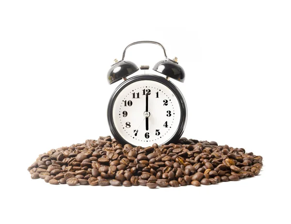 闹钟和咖啡豆在白色背景上隔离 咖啡时间概念 — 图库照片