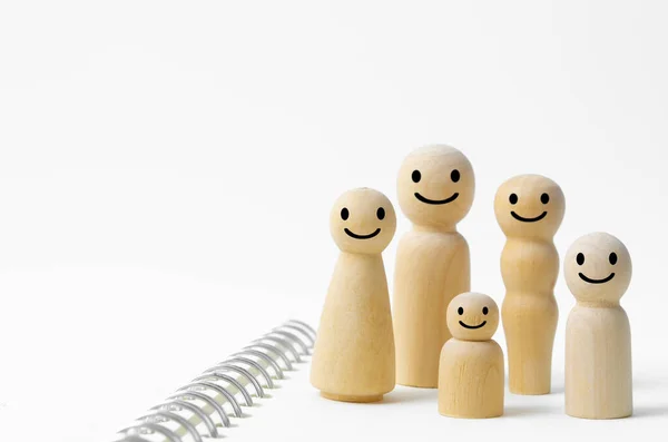 在家庭成员的木制雕像上挂着幸福的脸 情感和满足感家庭概念 — 图库照片