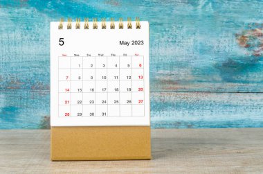 Mayıs 2023 Aylık masa takvimi ahşap zeminde 2023 yılı için.