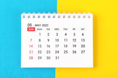 Mayıs 2023 Aylık masa takvimi mavi ve sarı arka planda 2023 yılı.