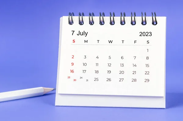 Juli 2023 Månadskalender För 2023 Med Penna Lila Bakgrund — Stockfoto