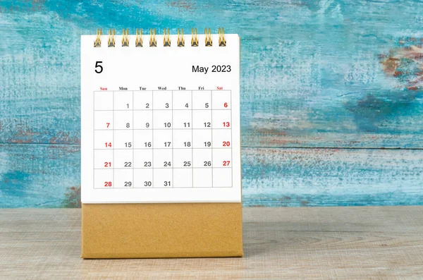 2023年5月2023年木地板上的每月桌上日历 — 图库照片