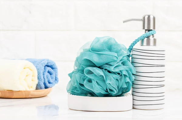 Esponja Chuveiro Garrafa Bomba Shampoo Dentro Fundo Banheiro Brilhante — Fotografia de Stock