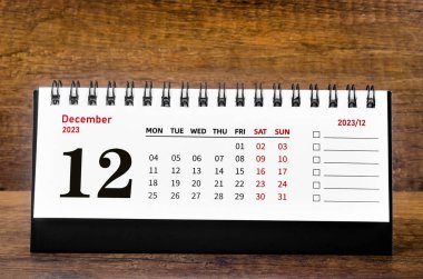 Aralık 2023 Ahşap arka planda 2023 yılı için aylık masa takvimi.