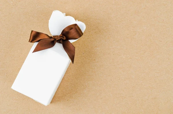 带复制空间的褐色背景的白色礼物礼盒 — 图库照片